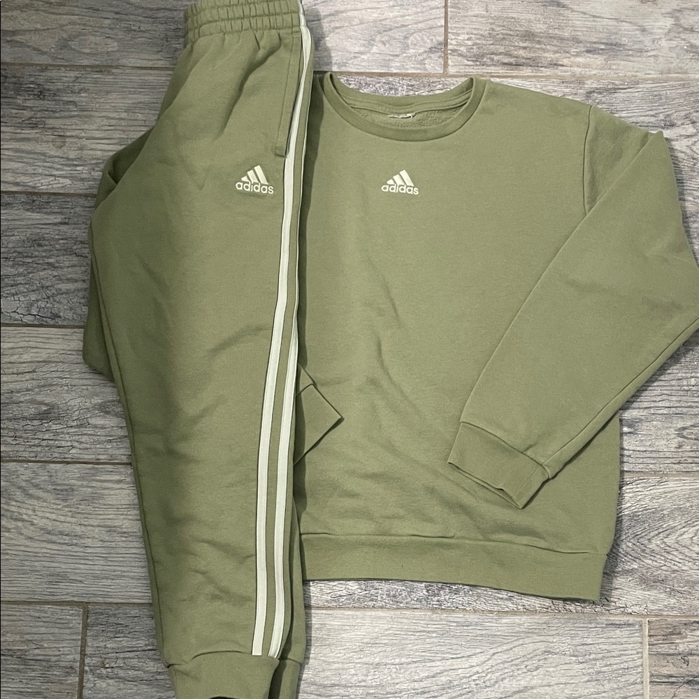 Adidas Kids Olive Green sweatsuit size YM